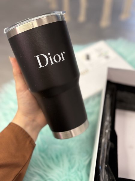 كوب حراري (tumbler) يحمل شعار "Dior"