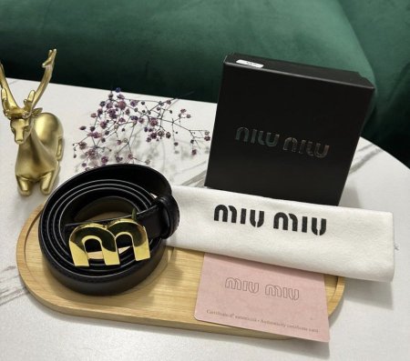 حزام من الجلد الأسود من مارك ميو ميو
