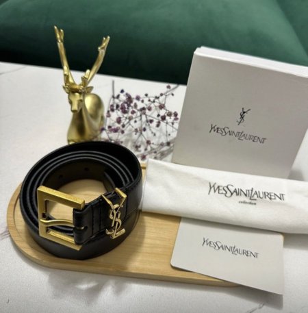 حزام من ماركة إيف سان لوران