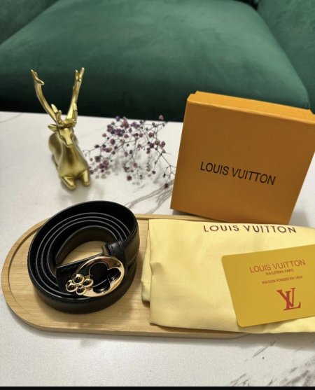 حزام من لويس فويتون.