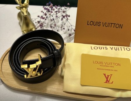 حزام من علامة لويس فيتون