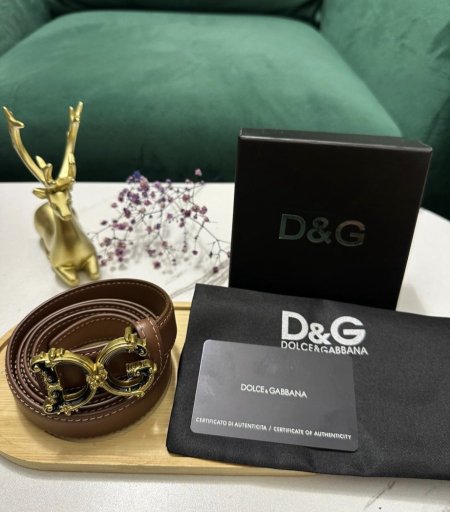 حزام جلد يحمل شعار "DG"