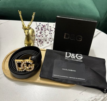 حزام جلد يحمل شعار "DG"