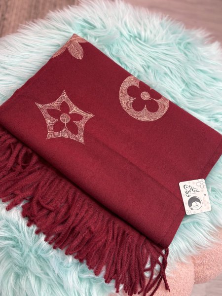 وشاح او شال باللون الأحمر داكن 🍓