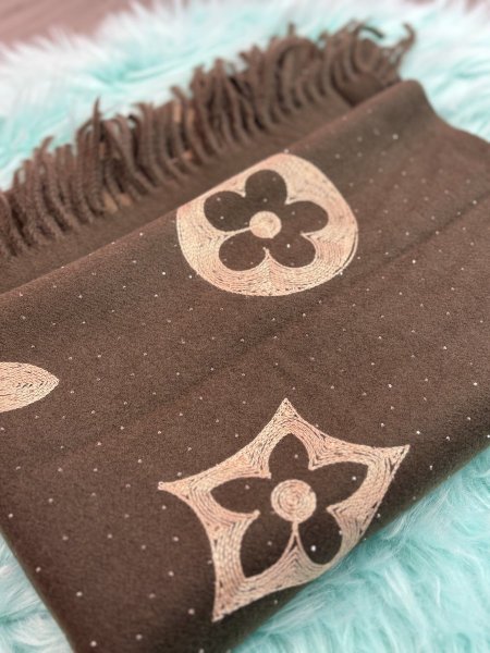 وشاح او شال باللون لبني