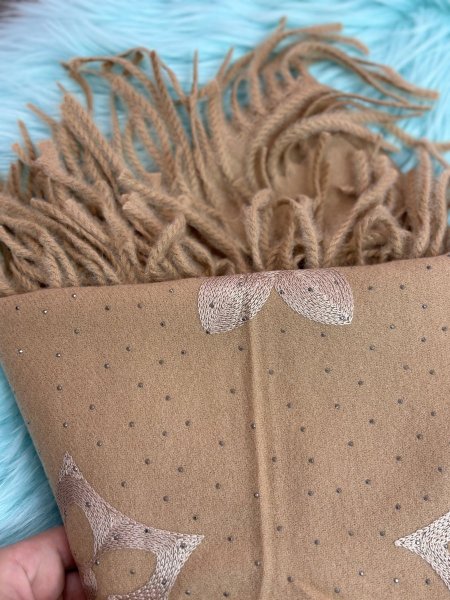 وشاح او شال باللون لبيج لفاتح