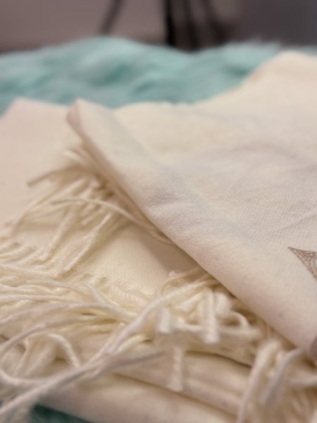 وشاح او شال باللون بيج لفاتح مع باللون لبيج 🤍