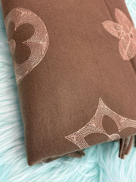 وشاح او شال باللون لبني مع باللون لبيج