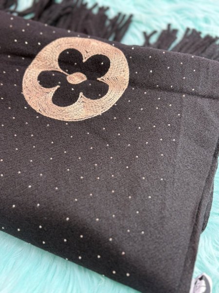 وشاح او شال من لويس فوتيون باللون الأسود🖤