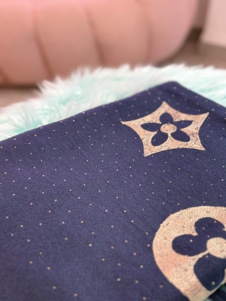 وشاح او شال باللون كحلي