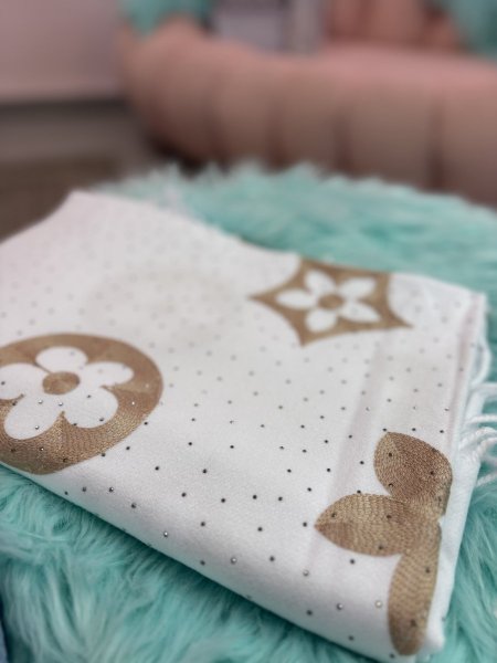 وشاح او شال باللون الأبيض مع ذهبي