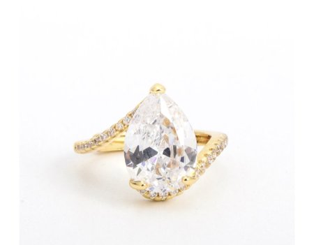 خاتم لوزة ابيض زركون ذهبي