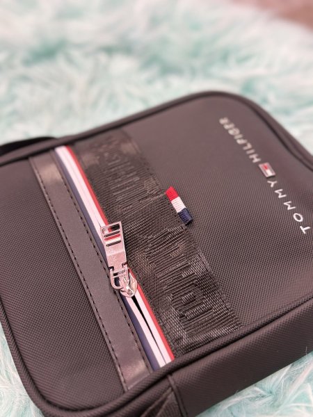 كتف من ماركة تومي هيلفيغر